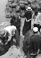 甘肃生活1933年，兰州黄河边的羊皮筏子 封面