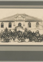 清代高等学堂师生在学舍前合影原版照片一张，二层楼中间处悬挂“总学堂”字样，值得珍视！保存完好，尺寸：1916.9cm 封面