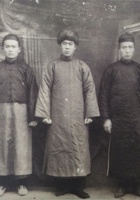 刑嘉宾（1852-1891），百川通广州分号经理。张之洞评价其“广州五品以下，无其人才”。著有《养性斋集杂志》传世。图为他和平遥乡友合影，中为刑嘉宾。 封面