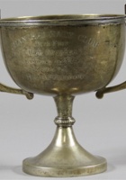 1935年上海跑马厅保龄球银奖杯一只。尺寸：11.515cm。1. 1935年上海跑马厅颁发保龄球比赛银质奖杯，纯银制作，杯底有 银楼戳记“合兴”“HC”。此件奖杯为上海民国时期体育运动发展的见证，极为罕见。 上海跑马总会（SHANGHAI RACE CLUB）俗称跑马厅，位于上海市中心的黄浦区人民广场和人民公园区域。具体为今南京西路、西藏路、武胜路和黄陂路四条路所围成的区域 封面