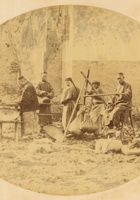 检验和品尝茶叶的茶叶批发商。中国湖北省羊楼洞村，1874 年 封面