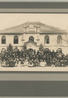 清代高等学堂师生在学舍前合影原版照片一张，二层楼中间处悬挂“总学堂”字样，值得珍视！保存完好，尺寸：1916.9cm 封面